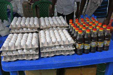 Burdwan Town, Batı Bengal / Hindistan - 26.04.2020: 'Ma-Mati-Manush Seba Pratisthan' organizasyonu, Ramazan ayı boyunca, Roman Coronavirus 'un ortaya çıkışı nedeniyle para kazanamayan kişilere yiyecek dağıtıyor.