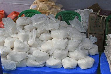 Burdwan Town, Batı Bengal / Hindistan - 26.04.2020: 'Ma-Mati-Manush Seba Pratisthan' organizasyonu, Ramazan ayı boyunca, Roman Coronavirus 'un ortaya çıkışı nedeniyle para kazanamayan kişilere yiyecek dağıtıyor.