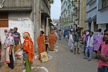 Burdwan Town, Batı Bengal / Hindistan - 26.04.2020: 'Ma-Mati-Manush Seba Pratisthan' organizasyonu, Ramazan ayı boyunca, Roman Coronavirus 'un ortaya çıkışı nedeniyle para kazanamayan kişilere yiyecek dağıtıyor.