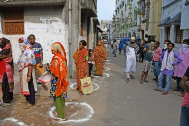 Burdwan Town, Batı Bengal / Hindistan - 26.04.2020: 'Ma-Mati-Manush Seba Pratisthan' organizasyonu, Ramazan ayı boyunca, Roman Coronavirus 'un ortaya çıkışı nedeniyle para kazanamayan kişilere yiyecek dağıtıyor.