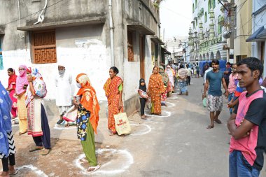 Burdwan Town, Batı Bengal / Hindistan - 26.04.2020: 'Ma-Mati-Manush Seba Pratisthan' organizasyonu, Ramazan ayı boyunca, Roman Coronavirus 'un ortaya çıkışı nedeniyle para kazanamayan kişilere yiyecek dağıtıyor.