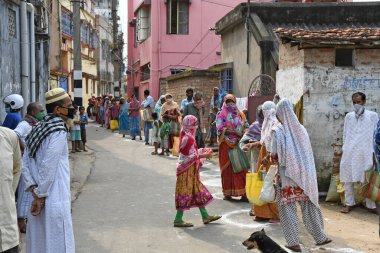 Burdwan Town, Batı Bengal / Hindistan - 26.04.2020: 'Ma-Mati-Manush Seba Pratisthan' organizasyonu, Ramazan ayı boyunca, Roman Coronavirus 'un ortaya çıkışı nedeniyle para kazanamayan kişilere yiyecek dağıtıyor.