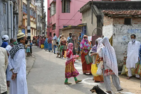 Burdwan Town, Batı Bengal / Hindistan - 26.04.2020: 'Ma-Mati-Manush Seba Pratisthan' organizasyonu, Ramazan ayı boyunca, Roman Coronavirus 'un ortaya çıkışı nedeniyle para kazanamayan kişilere yiyecek dağıtıyor.