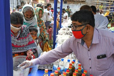 Burdwan Town, Batı Bengal / Hindistan - 26.04.2020: 'Ma-Mati-Manush Seba Pratisthan' organizasyonu, Ramazan ayı boyunca, Roman Coronavirus 'un ortaya çıkışı nedeniyle para kazanamayan kişilere yiyecek dağıtıyor.