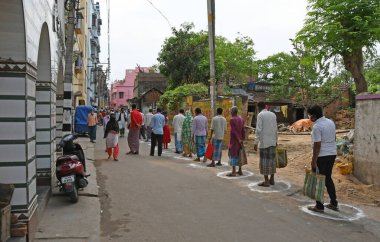 Burdwan Town, Batı Bengal / Hindistan - 26.04.2020: 'Ma-Mati-Manush Seba Pratisthan' organizasyonu, Ramazan ayı boyunca, Roman Coronavirus 'un ortaya çıkışı nedeniyle para kazanamayan kişilere yiyecek dağıtıyor.
