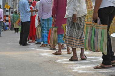 Burdwan Town, Batı Bengal / Hindistan - 26.04.2020: 'Ma-Mati-Manush Seba Pratisthan' organizasyonu, Ramazan ayı boyunca, Roman Coronavirus 'un ortaya çıkışı nedeniyle para kazanamayan kişilere yiyecek dağıtıyor.