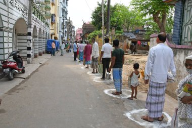Burdwan Town, Batı Bengal / Hindistan - 26.04.2020: 'Ma-Mati-Manush Seba Pratisthan' organizasyonu, Ramazan ayı boyunca, Roman Coronavirus 'un ortaya çıkışı nedeniyle para kazanamayan kişilere yiyecek dağıtıyor.