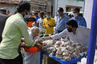 Burdwan Town, Batı Bengal / Hindistan - 26.04.2020: 'Ma-Mati-Manush Seba Pratisthan' organizasyonu, Ramazan ayı boyunca, Roman Coronavirus 'un ortaya çıkışı nedeniyle para kazanamayan kişilere yiyecek dağıtıyor.