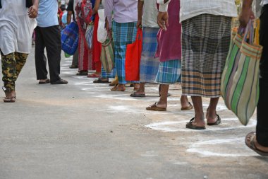 Burdwan Town, Batı Bengal / Hindistan - 26.04.2020: 'Ma-Mati-Manush Seba Pratisthan' organizasyonu, Ramazan ayı boyunca, Roman Coronavirus 'un ortaya çıkışı nedeniyle para kazanamayan kişilere yiyecek dağıtıyor.
