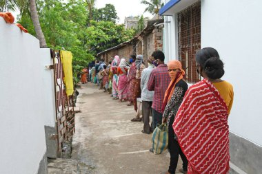Burdwan Town, Purba Bardhaman Bölgesi, Batı Bengal / Hindistan - 26 Nisan 2020: BJP (Bharatiya Janata Partisi) destekçileri, Novel Coronavirus 'un ortaya çıkmasından dolayı para kazanamayan kişilere pişirilmiş gıda sağlıyor.
