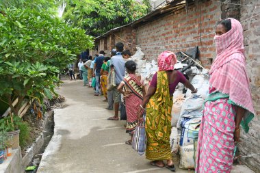 Burdwan Town, Purba Bardhaman Bölgesi, Batı Bengal / Hindistan - 26 Nisan 2020: BJP (Bharatiya Janata Partisi) destekçileri, Novel Coronavirus 'un ortaya çıkmasından dolayı para kazanamayan kişilere pişirilmiş gıda sağlıyor.