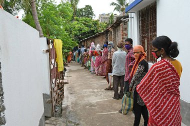 Burdwan Town, Purba Bardhaman Bölgesi, Batı Bengal / Hindistan - 26 Nisan 2020: BJP (Bharatiya Janata Partisi) destekçileri, Novel Coronavirus 'un ortaya çıkmasından dolayı para kazanamayan kişilere pişirilmiş gıda sağlıyor.