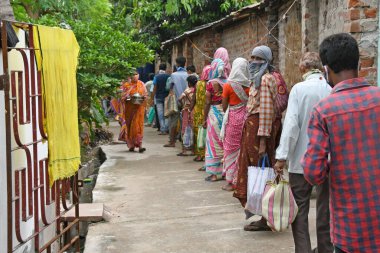 Burdwan Town, Purba Bardhaman Bölgesi, Batı Bengal / Hindistan - 26 Nisan 2020: BJP (Bharatiya Janata Partisi) destekçileri, Novel Coronavirus 'un ortaya çıkmasından dolayı para kazanamayan kişilere pişirilmiş gıda sağlıyor.