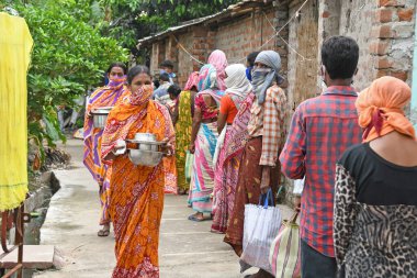 Burdwan Town, Purba Bardhaman Bölgesi, Batı Bengal / Hindistan - 26 Nisan 2020: BJP (Bharatiya Janata Partisi) destekçileri, Novel Coronavirus 'un ortaya çıkmasından dolayı para kazanamayan kişilere pişirilmiş gıda sağlıyor.