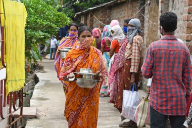 Burdwan Town, Purba Bardhaman Bölgesi, Batı Bengal / Hindistan - 26 Nisan 2020: BJP (Bharatiya Janata Partisi) destekçileri, Novel Coronavirus 'un ortaya çıkmasından dolayı para kazanamayan kişilere pişirilmiş gıda sağlıyor.