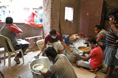 Burdwan Town, Purba Bardhaman Bölgesi, Batı Bengal / Hindistan - 26 Nisan 2020: BJP (Bharatiya Janata Partisi) destekçileri, Novel Coronavirus 'un ortaya çıkmasından dolayı para kazanamayan kişilere pişirilmiş gıda sağlıyor.