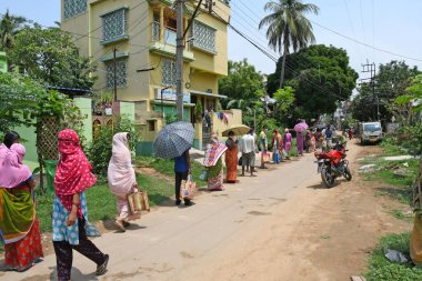 Burdwan Town, Purba Bardhaman Bölgesi, Batı Bengal / Hindistan - 26 Nisan 2020: BJP (Bharatiya Janata Partisi) destekçileri, Novel Coronavirus 'un ortaya çıkmasından dolayı para kazanamayan kişilere pişirilmiş gıda sağlıyor.