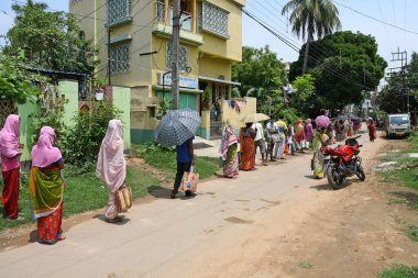 Burdwan Town, Purba Bardhaman Bölgesi, Batı Bengal / Hindistan - 26 Nisan 2020: BJP (Bharatiya Janata Partisi) destekçileri, Novel Coronavirus 'un ortaya çıkmasından dolayı para kazanamayan kişilere pişirilmiş gıda sağlıyor.