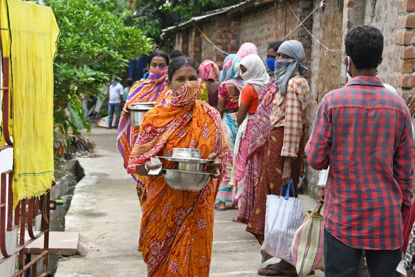 Burdwan Town, Purba Bardhaman Bölgesi, Batı Bengal / Hindistan - 26 Nisan 2020: BJP (Bharatiya Janata Partisi) destekçileri, Novel Coronavirus 'un ortaya çıkmasından dolayı para kazanamayan kişilere pişirilmiş gıda sağlıyor.