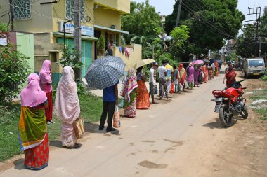 Burdwan Town, Purba Bardhaman Bölgesi, Batı Bengal / Hindistan - 26 Nisan 2020: BJP (Bharatiya Janata Partisi) destekçileri, Novel Coronavirus 'un ortaya çıkmasından dolayı para kazanamayan kişilere pişirilmiş gıda sağlıyor.