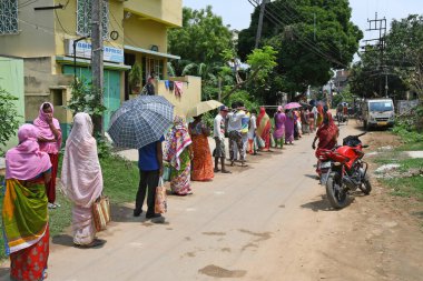 Burdwan Town, Purba Bardhaman Bölgesi, Batı Bengal / Hindistan - 26 Nisan 2020: BJP (Bharatiya Janata Partisi) destekçileri, Novel Coronavirus 'un ortaya çıkmasından dolayı para kazanamayan kişilere pişirilmiş gıda sağlıyor.