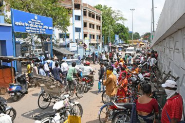 Burdwan Town, Purba Bardhaman Bölgesi, Batı Bengal / Hindistan - 27.04.2020: Novel Coronavirus (COVID-19) durumunda yemek talebiyle ilçe gıda departmanındaki protestolar. Burdwan Kasabası, Purba Bardhaman Bölgesi, Batı Bengal, Hindistan.