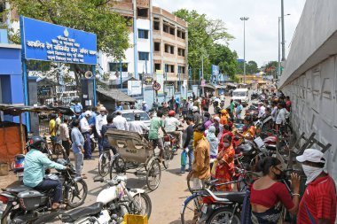 Burdwan Town, Purba Bardhaman Bölgesi, Batı Bengal / Hindistan - 27.04.2020: Novel Coronavirus (COVID-19) durumunda yemek talebiyle ilçe gıda departmanındaki protestolar. Burdwan Kasabası, Purba Bardhaman Bölgesi, Batı Bengal, Hindistan.