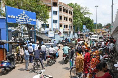 Burdwan Town, Purba Bardhaman Bölgesi, Batı Bengal / Hindistan - 27.04.2020: Novel Coronavirus (COVID-19) durumunda yemek talebiyle ilçe gıda departmanındaki protestolar. Burdwan Kasabası, Purba Bardhaman Bölgesi, Batı Bengal, Hindistan.