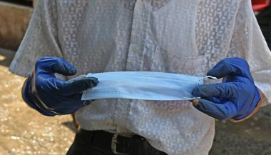 Burdwan Town, Purba Bardhaman Bölgesi, Batı Bengal / Hindistan - 28.04.2020: Purba Bardhaman Bölgesi 'nde novel coronavirus (COVID-19) enfeksiyonunu önlemek için yüz maskesi kullanma eğilimi arttı. Burdwan Kasabası, Batı Bengal, Hindistan.