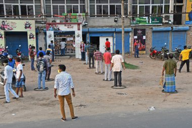 Burdwan, Batı Bengal / Hindistan - 04.05.2020: Roman Coronavirus (COVID-19) salgını nedeniyle hükümet talimatlarının açıklanmasının ardından likör dükkanı olarak uzun kuyruklar yeniden açıldı.