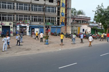 Burdwan, Batı Bengal / Hindistan - 04.05.2020: Roman Coronavirus (COVID-19) salgını nedeniyle hükümet talimatlarının açıklanmasının ardından likör dükkanı olarak uzun kuyruklar yeniden açıldı.