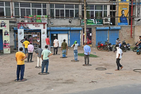 Burdwan, Batı Bengal / Hindistan - 04.05.2020: Roman Coronavirus (COVID-19) salgını nedeniyle hükümet talimatlarının açıklanmasının ardından likör dükkanı olarak uzun kuyruklar yeniden açıldı.