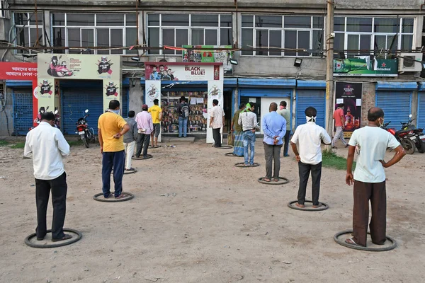 Burdwan, Batı Bengal / Hindistan - 04.05.2020: Roman Coronavirus (COVID-19) salgını nedeniyle hükümet talimatlarının açıklanmasının ardından likör dükkanı olarak uzun kuyruklar yeniden açıldı.