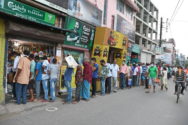 Burdwan Nyugat Bengál India 2020 Vásárlók Hosszú Sorai Italboltként Újra — Stock Fotó