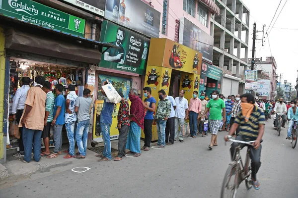 Burdwan Nyugat Bengál India 2020 Vásárlók Hosszú Sorai Italboltként Újra — Stock Fotó