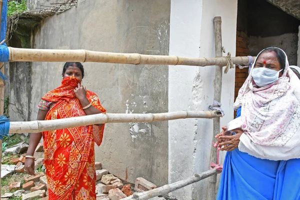 Burdwan, Batı Bengal / Hindistan - 07.05.2020: ASHA (Akredite Sosyal Sağlık Eylemcisi) çalışanları, bölgede COVID-19 enfeksiyonu kapmış bir hasta bulduktan sonra, Burdwan Belediyesi içindeki 2..
