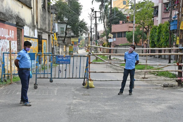 Burdwan, Batı Bengal / Hindistan - 07.05.2020: ASHA (Akredite Sosyal Sağlık Eylemcisi) çalışanları, bölgede COVID-19 enfeksiyonu kapmış bir hasta bulduktan sonra, Burdwan Belediyesi içindeki 2..