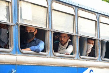 Burdwan Town, Purba Bardhaman Bölgesi, Batı Bengal / Hindistan - 09.05.2020: Roman Coronavirus 'un (COVID-19) sağlık taraması sonrasında göçmen işçiler hükümet girişimiyle evlerine gönderiliyor.