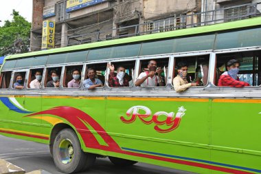 Burdwan Town, Purba Bardhaman İlçesi, Batı Bengal / Hindistan - 10.05.2020: Novel Coronavirus 'taki (COVID-19) tecrit nedeniyle mahsur kalan göçmen işçiler Burdwan' daki Assam eyaletindeki evlerine özel bir girişimle gidiyorlar.