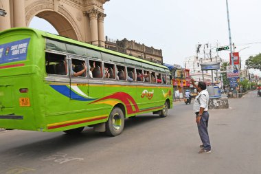 Burdwan Town, Purba Bardhaman İlçesi, Batı Bengal / Hindistan - 10.05.2020: Novel Coronavirus 'taki (COVID-19) tecrit nedeniyle mahsur kalan göçmen işçiler Burdwan' daki Assam eyaletindeki evlerine özel bir girişimle gidiyorlar.