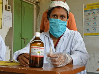 Burdwan, Batı Bengal / Hindistan - 14.05.2020: Homeopatik tıp 'Arsenicum Album 30', Hindistan Hükümeti AYUSH yönetimi altında Novel Coronavirus 'a (COVID-19) karşı dokunulmazlığı artırmak için ücretsiz olarak dağıtılıyor.