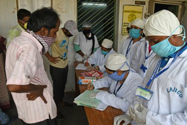 Burdwan, Batı Bengal / Hindistan - 14.05.2020: Homeopatik tıp 'Arsenicum Album 30', Hindistan Hükümeti AYUSH yönetimi altında Novel Coronavirus 'a (COVID-19) karşı dokunulmazlığı artırmak için ücretsiz olarak dağıtılıyor.