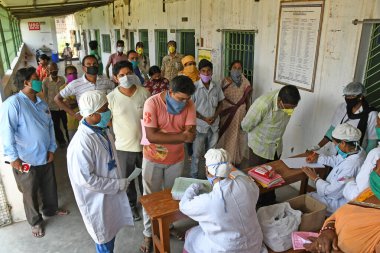 Burdwan, Batı Bengal / Hindistan - 14.05.2020: Homeopatik tıp 'Arsenicum Album 30', Hindistan Hükümeti AYUSH yönetimi altında Novel Coronavirus 'a (COVID-19) karşı dokunulmazlığı artırmak için ücretsiz olarak dağıtılıyor.