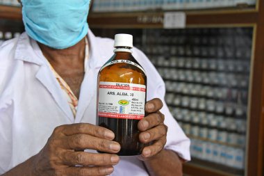 Burdwan, Batı Bengal / Hindistan - 14.05.2020: Homeopatik tıp 'Arsenicum Album 30', Hindistan Hükümeti AYUSH yönetimi altında Novel Coronavirus 'a (COVID-19) karşı dokunulmazlığı artırmak için ücretsiz olarak dağıtılıyor.