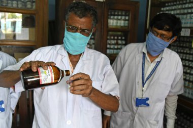 Burdwan, Batı Bengal / Hindistan - 14.05.2020: Homeopatik tıp 'Arsenicum Album 30', Hindistan Hükümeti AYUSH yönetimi altında Novel Coronavirus 'a (COVID-19) karşı dokunulmazlığı artırmak için ücretsiz olarak dağıtılıyor.