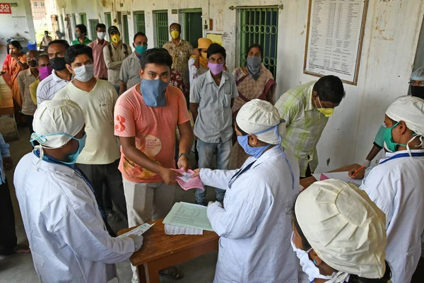 Burdwan, Batı Bengal / Hindistan - 14.05.2020: Homeopatik tıp 'Arsenicum Album 30', Hindistan Hükümeti AYUSH yönetimi altında Novel Coronavirus 'a (COVID-19) karşı dokunulmazlığı artırmak için ücretsiz olarak dağıtılıyor.