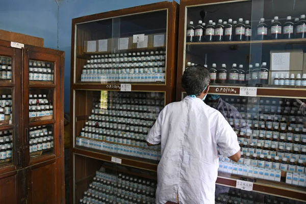 Burdwan, Batı Bengal / Hindistan - 14.05.2020: Homeopatik tıp 'Arsenicum Album 30', Hindistan Hükümeti AYUSH yönetimi altında Novel Coronavirus 'a (COVID-19) karşı dokunulmazlığı artırmak için ücretsiz olarak dağıtılıyor.