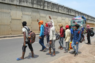 Burdwan Town, Purba Bardhaman İlçesi, Batı Bengal / Hindistan - 17.05.2020: Novel Coronavirus 'un (COVID-19) ortaya çıkmasıyla mahsur kalan göçmen işçiler, Barrackpore' den (Batı Bengal) Bihar 'a kendi inisiyatifleriyle yürüyorlar.. 