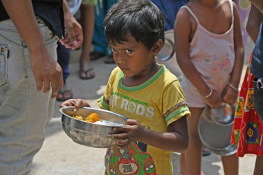 Burdwan Town, Purba Bardhaman İlçesi, Batı Bengal / Hindistan - 17.05.2020: Roman Coronavirus 'un (COVID-19) ortaya çıkmasından dolayı para kazanamayan aile üyelerine pişirilmiş yiyecekler veriliyor. Burdwan Kasabasında.