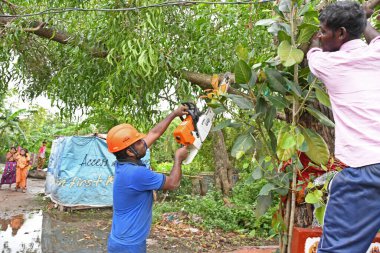 Burdwan Kasabası, Purba Bardhaman Bölgesi, Batı Bengal / Hindistan - 21.05.2020: Burdwan 'da Kasırga Amphan sırasında üç konut evini ağır şekilde yıkan sivil savunma görevlileri.